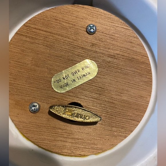 Vintage Sanyo turtle doves porcelain bisque musical rotating piece - Picture 6 of 10